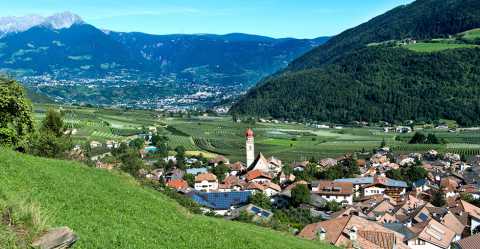Das Dorf Partschins im Vinschgau